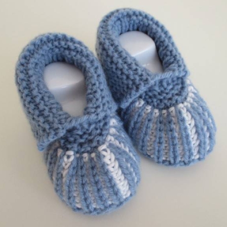 hellblau weiße Babyschuhe 0-3 Monate aus Babygarn gestrickt