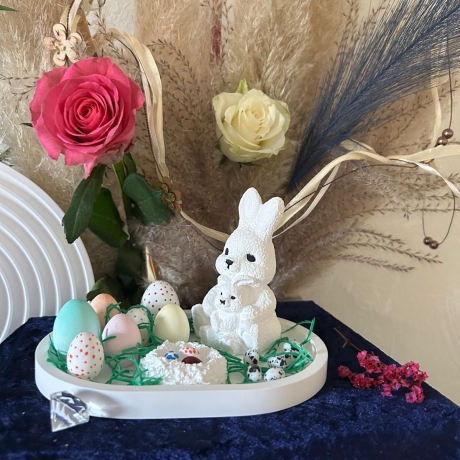 Hasenmutter mit vielen bunten Eiern und Nest, Ostern, Hase, Hasen