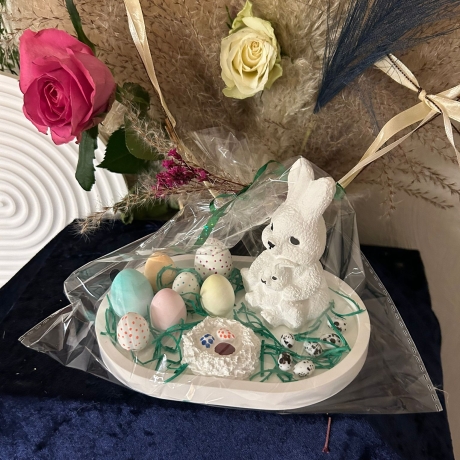 Hasenmutter mit vielen bunten Eiern und Nest, Ostern, Hase, Hasen