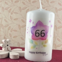 Stumpen Kerze mit Blumen und individuelle Jahreszahl