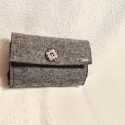 Geldbörse aus Wollfilz in grau 