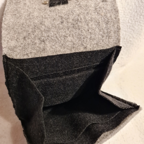 Geldbörse aus Wollfilz in grau
