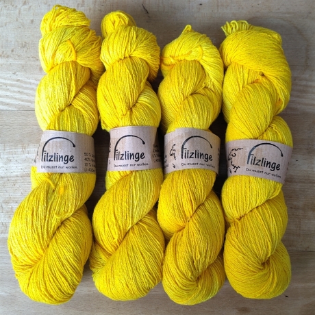 Handgefärbtes Strickgarn mit Bouretteseide 