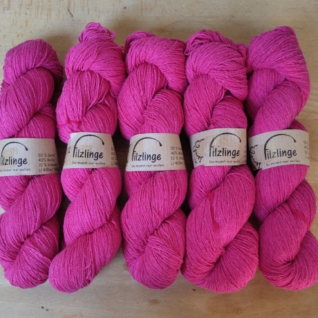 Handgefärbtes Strickgarn mit Bouretteseide 