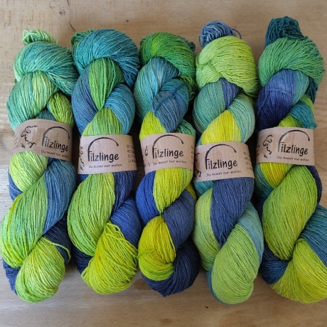 Handgefärbtes Strickgarn mit Bouretteseide 