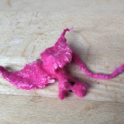 Kleiner Drache fürs Haar oder an die Brust 