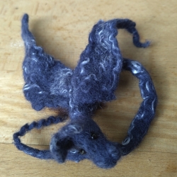 Kleiner Drache fürs Haar oder an die Brust 