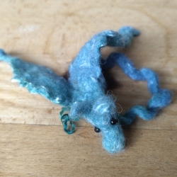 Kleiner Drache fürs Haar oder an die Brust 