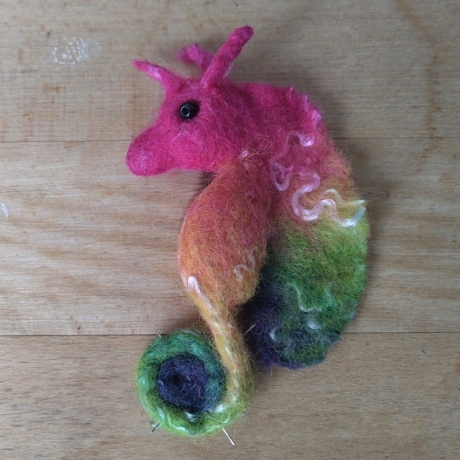 Kleiner Drache fürs Haar oder an die Brust 