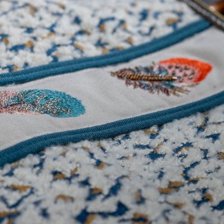 Handgemachte Tasche – Blau/Creme mit Stickerei & Strukturstoff