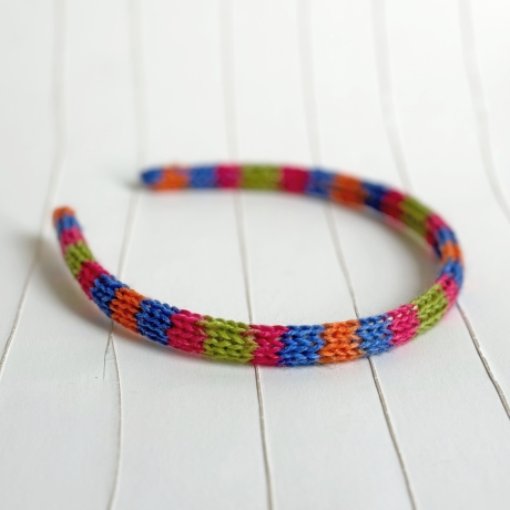Schmale Haarreifen mit handgestricktem Bezug anniestrickt