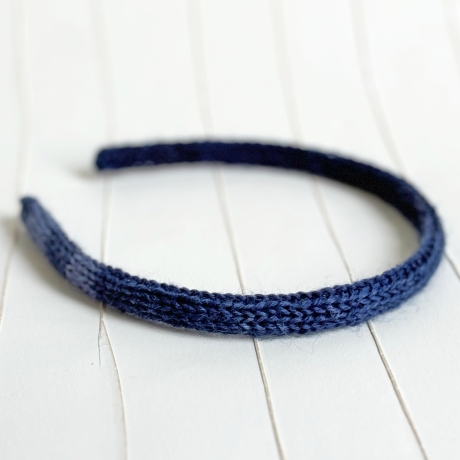 Schmale Haarreifen mit handgestricktem Bezug anniestrickt