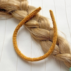 Schmaler Haarreifen Senf Goldgelb Bezug handgestrickt