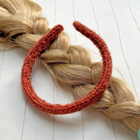 Schmaler Haarreifen Rostrot Cayenne mit handgestricktem Bezug