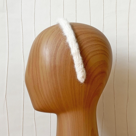 Schmaler Haarreifen Weiß mit handgestricktem Bezug