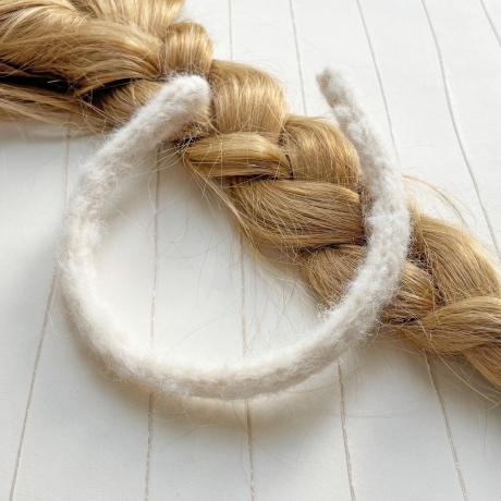 Schmaler Haarreifen Weiß mit handgestricktem Bezug