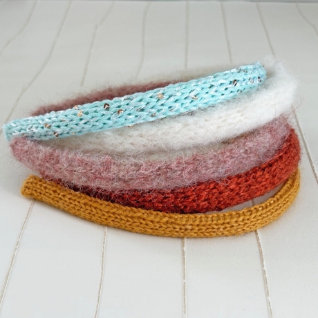 Schmaler Haarreifen Rostrot Cayenne mit handgestricktem Bezug