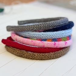 Schmale Haarreifen mit handgestricktem Bezug anniestrickt