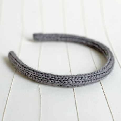 Schmale Haarreifen mit handgestricktem Bezug anniestrickt