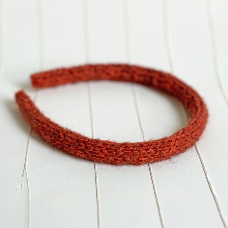 Schmaler Haarreifen Rostrot Cayenne mit handgestricktem Bezug