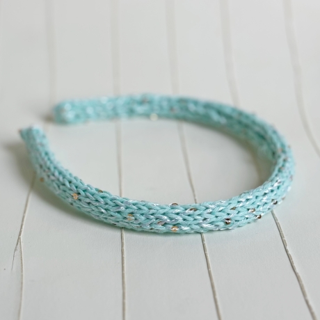 Schmaler Haarreifen Mint Grün mit Pailletten Bezug handgestrickt