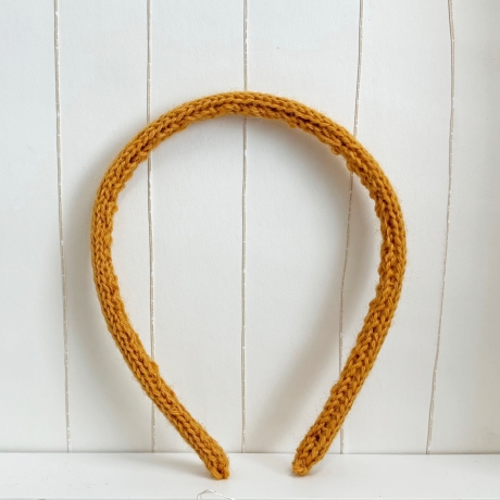 Schmaler Haarreifen Senf Goldgelb Bezug handgestrickt