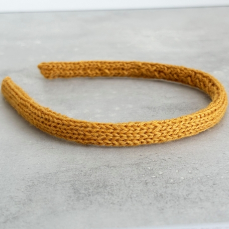 Schmaler Haarreifen Senf Goldgelb Bezug handgestrickt