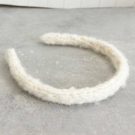 Schmaler Haarreifen Weiß mit handgestricktem Bezug