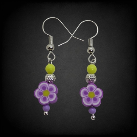 Kreative Hängeohrringe mit Blumenmuster