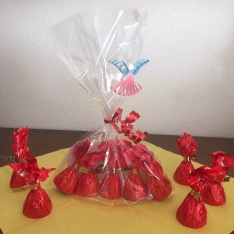 1 Becher Matroschka, 330 ml, neu + 500 gr. Roshen-Pralinen