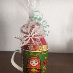 1 Becher Matroschka, 330 ml, neu + 250 gr. Roshen-Pralinen
