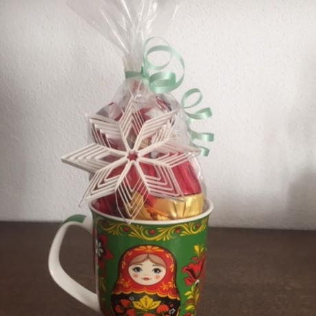 1 Becher Matroschka, 330 ml, neu + 250 gr. Roshen-Pralinen