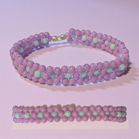 Perlenarmband Blumenmuster