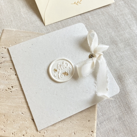 With love • Quadratische Klappkarte mit Seidenband & Umschlag