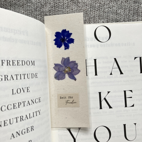 Zeit für Frieden • Lesezeichen mit gepressten Blumen 