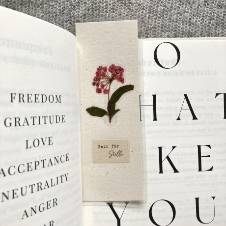 Zeit für Stille • Lesezeichen mit gepresster Blume 