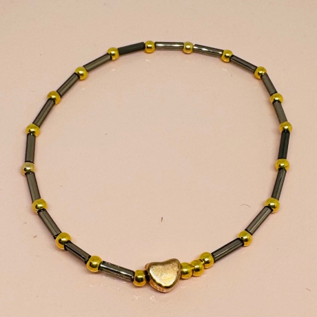 Boho Herz Armband mit goldfarbenen Perlen