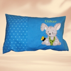 Kinderkissen mit Namen - Hasi mit Schmetterling (Gr. 50x30 cm)