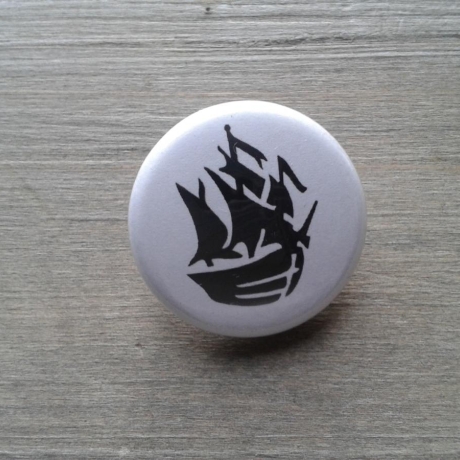 Piratenschiff klein Button Pin Anstecker schwarz weiß