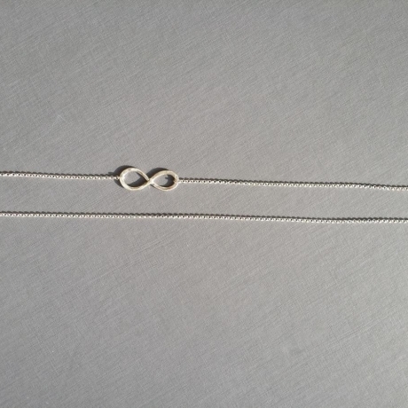 Gehämmerte Love Infinity Kette seitlich 925 Silber