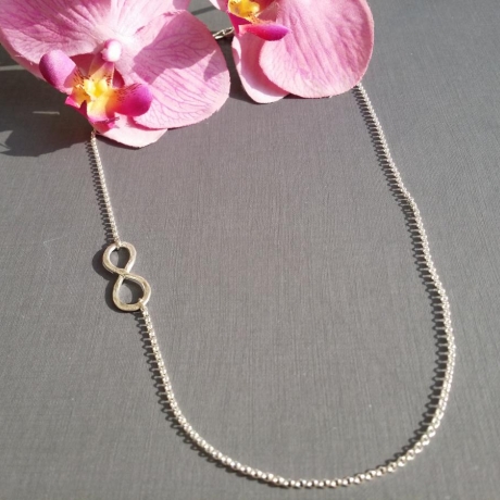 Gehämmerte Love Infinity Kette seitlich 925 Silber
