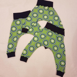 Pumphose Sterne im Kreis grün