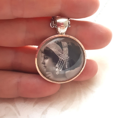 Kette Cabochon Anhänger Frau Belle Vintage Stil