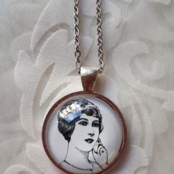 Kette mit Cabochon Anhänger Frau Madame Vintage Stil