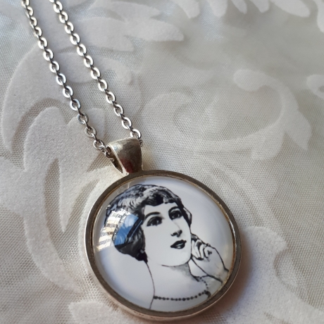 Kette mit Cabochon Anhänger Frau Madame Vintage Stil