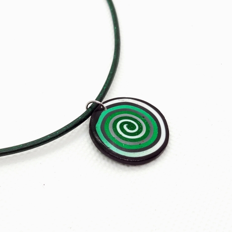 Kette, Anhänger Polymer Clay (Fimo) „grüne Spirale“,Leder