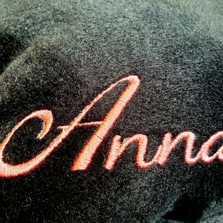 kleiner schwarzer Kater, personalisiertes Kuschelkissen 