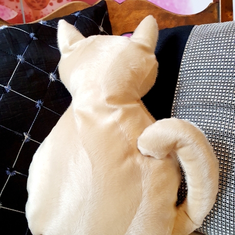 kleines cremfarbenes Kätzchen, Kuschelkissen für Katzenliebhaber