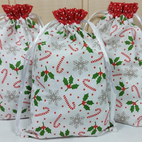 Schönes 3er Set Weihnachtssäckchen in weiß/rot/grün