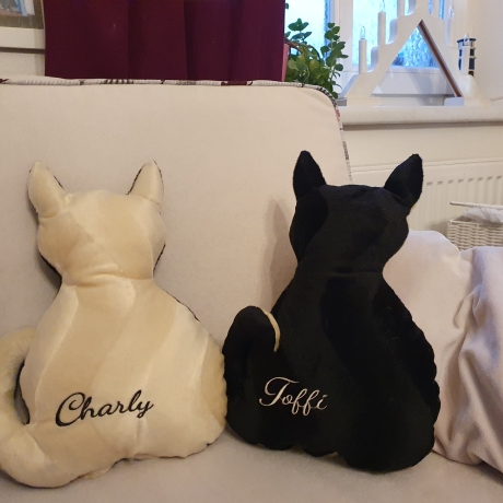 kleiner schwarzer Kater, personalisiertes Kuschelkissen 